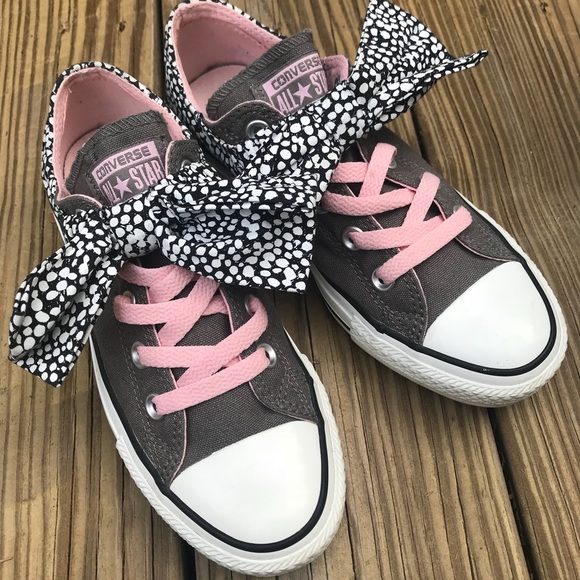 Converse Shoes - Bowtie Converse size 6